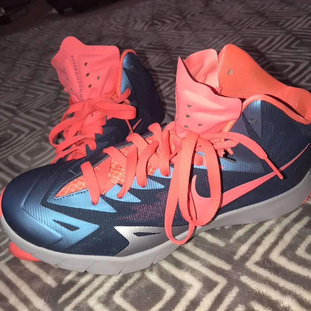 NIKE basketball shoes